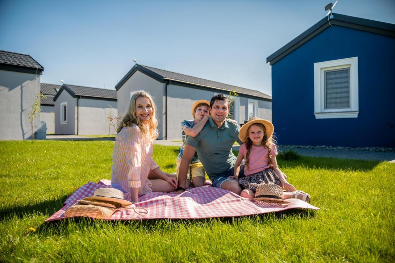 Scandi Village Zator Extérieur photo