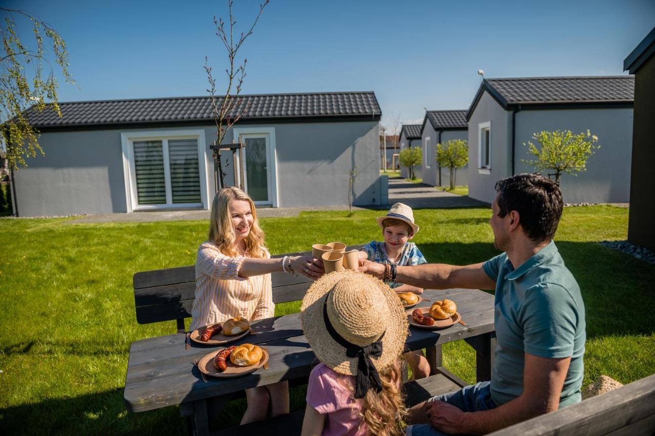 Scandi Village Zator Extérieur photo