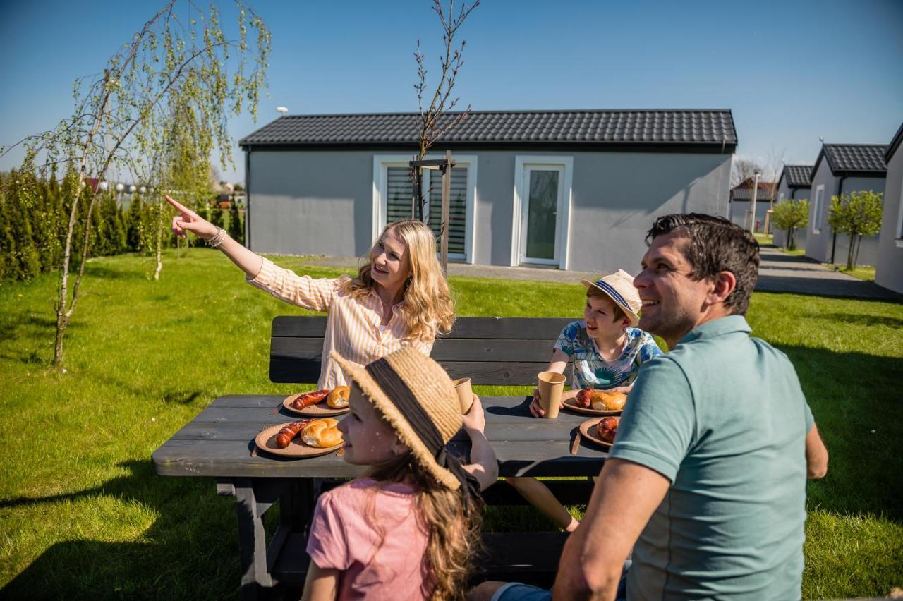 Scandi Village Zator Extérieur photo